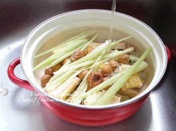 step5: 煲內放入竹庶 , 粟米 , 栗子 , 粟米皮 , 粟米鬚及蜜棗 , 加入適量水用中火煲滾