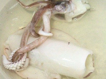 step1: <span class="group_2">五味醬</span>取容器調勻(依喜愛調整酸甜味)，透抽去除內臟洗淨。