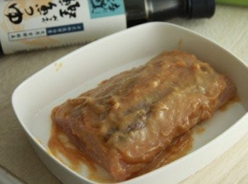 step3: 將味噌均勻塗滿魚片，放入冰箱冷藏醃約20分鐘。將魚片上味噌括除後，放入小烤箱烤約30分鐘魚熟後即完成。