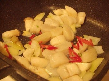 step5: 5.再放入干貝辣椒炒約2分鐘