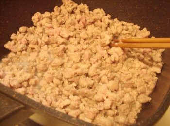 step3: 步驟3:炒至肉末均勻變白ˊ焦香鬆散