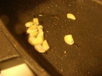 step5: 然後利用原鍋ˊ雞腿肉逼出的油脂炒香蒜片