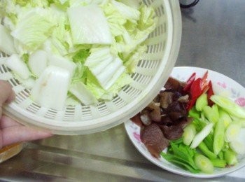 step1: 先準備好所需<span class="group_1">材料</span>ˊ並切成適當大小