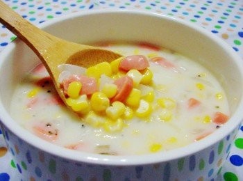 step5: 因為小情人特別喜歡熱狗ˊ所以我拿來運用搭配ˊ 火腿ˊ培根ˊ也都是很好的選擇ˊ 可以根據喜好自行運用ˊ 這是一道用白醬為基底的玉米濃湯ˊ 炒香麵粉除了增加風味也自然取代勾芡的效果ˊ 喜歡有顆粒感就像歐巴桑這樣煮ˊ 如果希望是完全濃湯感覺ˊ 就將玉米粒洋蔥用食物調理機打成泥狀一同煮滾即可 一般濃湯都能這樣運用完成喔~~ 喜歡的動手試試看吧~~