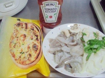 step4: 7.利用醒面團時間ˊ將<span class="group_2">披薩餡料</span>準備好