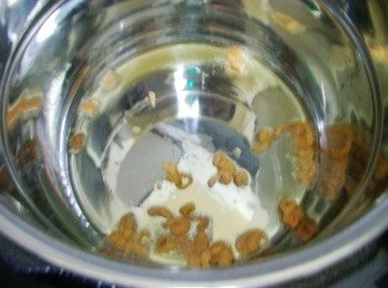 step4: 我用快鍋來煮粥ˊ所以直接於鍋內放入油2大匙ˊ先爆香蝦米