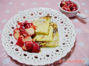 step8: 除了草莓煉奶外ˊ隨意搭配喜歡水果ˊ冰淇淋ˊ蜂蜜ˊ鮮奶油....等 也都可以喔ˊ即使什麼都沒有ˊ隨意灑上細糖粉也一樣好吃。