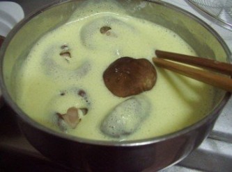 step3: 將處理好的新鮮香菇均勻裹上麵糊