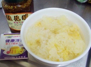 step1: 先準備好所需<span class="group_1">材料</span>ˊ白木耳沖洗乾淨ˊ泡水備用