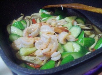 step5: 最後再加入蝦子ˊ並<span class="group_3">調味</span>ˊ快炒1分鐘即可