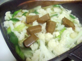 step3: 蔬菜煮滾後ˊ瓦斯轉最小火ˊ加入咖哩塊