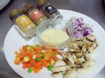 step4: 利用麵團最後發酵時間準備好<span class="group_2">餡料</span> 清洗切成適當大小。 【香料共和國】各式調味料ˊ是我料理上好幫手ˊ 不管中式ˊ西式ˊ烘焙ˊ都非常好運用ˊ 而且口味非常齊全ˊ味道也很棒喔。