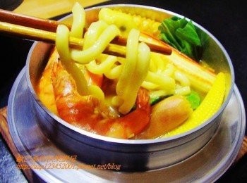 step6: 現在是吃火鍋季節ˊ偶爾一個人的午餐ˊ宵夜ˊ 運用方便高湯ˊ就能快速端出好吃料理ˊ 變化一下不同口感ˊ挺不錯的ˊ 一般超市賣場就可以買到囉。