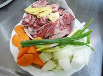 step3: 準備處理好<span class="group_2">原汁牛肉</span>所需材料ˊ牛腩切大塊後汆燙處理 /紅蘿蔔/洋蔥切塊ˊ薑切片ˊ蒜頭/蔥略拍扁備用