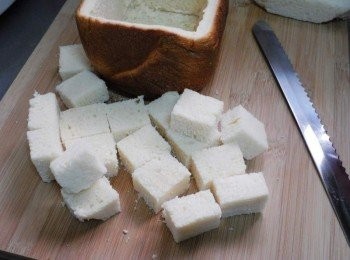 step6: 將取出的麵包切成丁狀