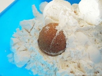 step1: 将干性的<span class="group_1">食材</span>一起放入工作盆里搅拌均匀。之后将面粉过筛，放一旁备用。