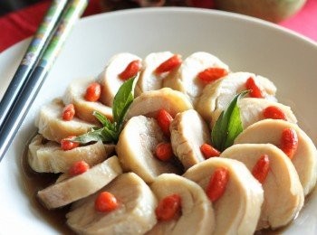 step7: 食用前取出切片即可。剩下來的紹興花雕雞汁可冷藏保存，重複使用數次，拿來煮飯、炒高麗菜或做醉蝦、醉蛋。