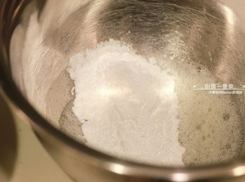 step12: 倒入1小匙檸檬汁+一半細糖粉，繼續攪打混合。