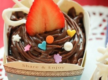 step11: [<span class="group_1">巧克力蛋糕</span> ]:蛋糕涼透後，取出冷藏的<span class="group_2">巧克力甘納許</span>(此時質地應該已經變得較硬，可擠出立體的花紋)，在蛋糕表面繞圈裝飾，最後以糖果、草莓或自製的造型白巧克力片點綴，入冰箱再冷藏30分鐘定型，即完成。