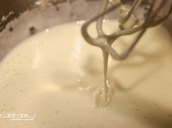 step4: <span class="group_1">抹茶餅皮</span>雞蛋(室溫)2顆打散，再加入細砂糖、蜂蜜，以電動攪拌器拌打至「全蛋打發」狀(麵糊蓬鬆泛白，落下會維持清楚痕跡)。