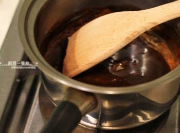 step9: 放至爐上開小火煮糖液，一開始記得先不要攪拌。當鍋中的糖液煮至冒出泡泡，變成咖啡色，才用木匙輕輕攪拌均勻。