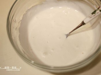 step1: 【牛奶麻糬】將<span class="group_2">材料(B)</span>的糯米粉+牛奶調勻至無粉粒狀。