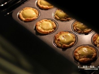 step16: 10分鐘後調低烤箱溫度至190度C(約374度F)，繼續烘烤約10~15分鐘。至酥皮呈現金黃色，表面蛋液微焦，取出放涼即可。