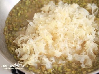 step6: 煮約20分鐘後加入白木耳，繼續燉煮約20~30分鐘，鍋中大部分的綠豆熟軟裂開後，依個人口味，加入適量的黑糖或紅糖即完成。