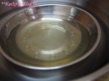 step1: 先將魚膠粉用3湯匙水攪勻，再隔熱水座溶~