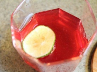 step1: 取一飲料杯, 倒入蔓越莓汁, 與檸檬汁