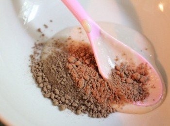 step5: 並留1小匙的乳酪糊加入1小匙可可粉攪拌成為裝飾拉花材料