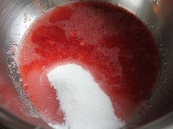 step1: 水+草莓打成果汁, 取135cc草莓汁備用. 將草莓汁與糖攪拌均勻