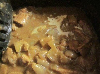 step5: 牛頭牌咖哩塊溶化後加入椰奶及魚露一同燉30分鐘,起鍋前放入九層塔及辣椒即可