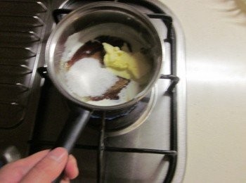 step6: 將﹝焦糖漿﹞材料全數放入鍋中