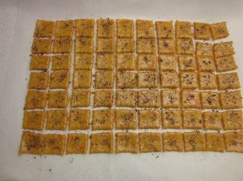 step6: 麵團桿開約0.3cm厚,切成妳要的大小或形狀,要吃甜的就在表面灑糖,要吃鹹的先灑一些塩再灑上妳要的調味料,如海苔粉.海塩.大蒜粉.胡椒鹽.義大利香料..等