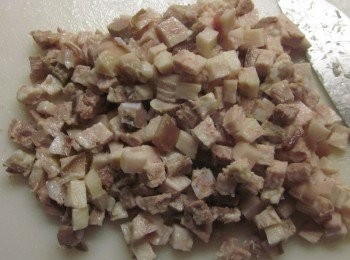 step2: 五花肉切丁,蒜頭及紅葱頭切片