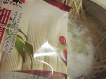 step4: 起一鍋水煮麵,水滾放入五木細關東麵煮至喜歡的熟度撈起