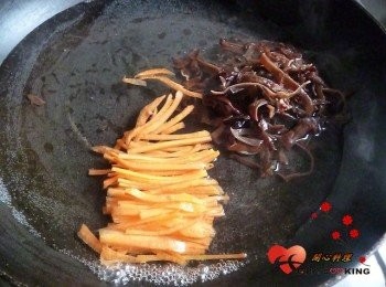 step6: <span class="group_3">配菜</span>切絲,分區放入鍋中川燙