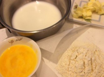 step1: 準備<span class="group_2">泡芙皮</span>材料：牛奶，水，鹽及糖放入醬汁鍋，稍微攪拌。麵粉過篩。奶油切塊。