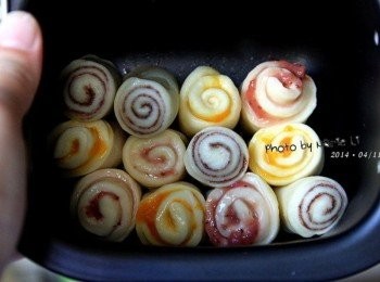 step5: 將這十二段小捲依照自己喜好分配 放進麵包機所附的《蒸容器》(比較小的那只) 裡面