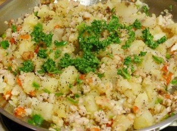 step6: 加入薯泥、倒進無鹽奶油繼續翻炒，撒上鹽、黑胡椒調味，起鍋前灑些許巴西利葉末、起司粉略拌一下，<span class="group_2">薯泥肉醬</span>即完成