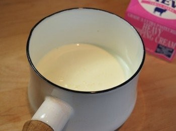 step10: 製作<span class="group_3">巧克力甘那許</span>：取一厚底小鍋將鮮奶油小火加熱至邊緣冒泡泡的微滾狀