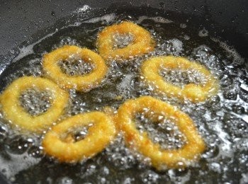 step4: 鍋中放適量油燒熱至約180℃，放入魷魚圈以中火炸至金黃色。
