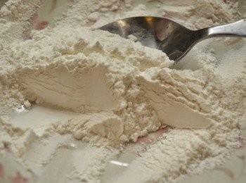 step2: 先做糕粉，糕粉是用糯米粉炒熟的粉，可於烘焙食品店買到。我這裡就用微波爐製作糕粉，比較方便。將糯米粉放入微波爐，以300W 微波火力加熱1分鐘，取出翻拌一次，再加熱2分鐘就做好糕粉。（也可用炒的方法、隔水蒸或用烤箱製成糕粉。）