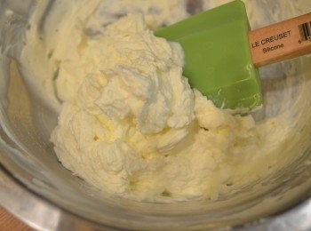 step5: 鮮忌廉用電動攪拌器打至蓬鬆挺立狀（拉起不滴落），放入雪櫃冷藏，備用。