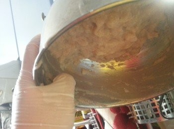 step6: 再用手取起高處撻落盤裡撻15-20吓撻成蝦膠,(反轉個盤蝦肉亦不會掉下)放入雪櫃雪至少半小時.