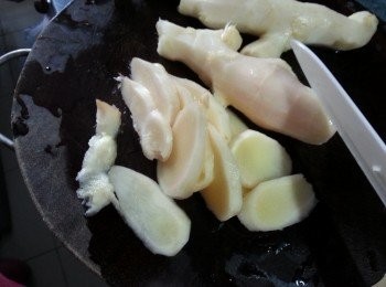 step2: 將子薑切薄片