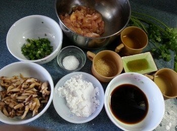 step2: 準備餡材料,冬菇切絲,莞茜剁碎,與雞肉加入調味,拌勻成餡料,醃約15分鐘以上備用