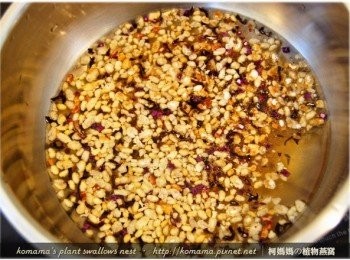 step2: 先將鹿窯菇事的桂圓木耳粥，放入滾水中煮5分鐘。