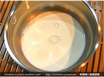 step2: 取一鍋具，倒入鮮奶，加入適量的糖，用小火加熱。